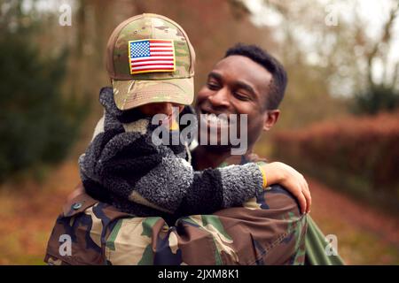 Soldat américain en uniforme retournant à la famille en congé avec son chapeau d'armée Banque D'Images