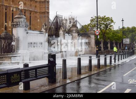 Londres, Royaume-Uni. 7th septembre 2022. Des activistes de la rébellion animale ont couvert le mur à l'extérieur du Parlement avec de la peinture blanche, symbolisant le lait, et ont bloqué la route menant au pont de Westminster devant les premiers PQG de Liz Truss. Cette action s'inscrivait dans le cadre de la campagne en cours du groupe des droits des animaux contre les produits laitiers, exigeant un avenir basé sur les plantes. Credit: Vuk Valcic/Alamy Live News Banque D'Images