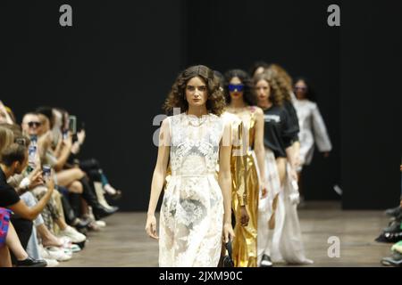 09/07/2022, Berlin, Allemagne, des modèles parcourent la piste du Rebekka Ruétz lors de la Mercedes-Benz Fashion week Berlin printemps/été 2023 à l'hôtel Telegraphenamt sur 7 septembre 2022 à Berlin, Allemagne. Banque D'Images
