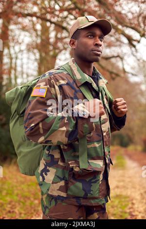 Soldat américain en uniforme portant un sac à Kitbag retournant à la maison en congé Banque D'Images