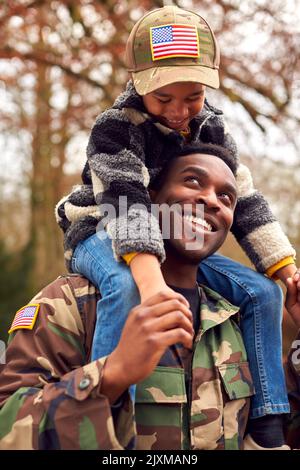 Soldat américain en uniforme retournant à la famille en congé portant son chapeau d'armée Banque D'Images