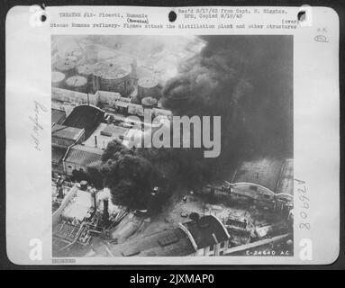 Les flammes de la raffinerie Steaua Romana attaquent l'usine de distillation et d'autres structures de la raffinerie Steaua Romana, à 20 miles au nord-ouest de Ploesti. Banque D'Images