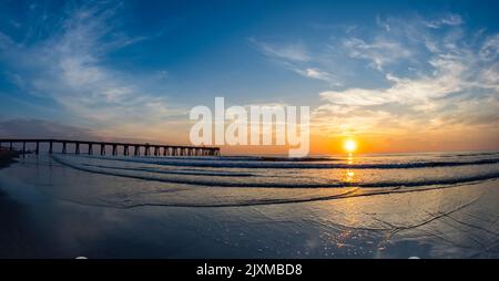 Lever du soleil au-dessus de l'océan Atlantique et de la jetée de Jacksonville Baech à Jacksonville Beach, Floride, États-Unis Banque D'Images