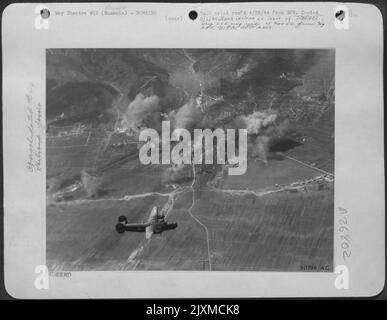 Les libérateurs du B-24 consolidé de l'AAF de 15th ont attaqué les chantiers ferroviaires de Brasov, Roumanie, sur 16 avril, avec la principale concentration de coups à travers le centre des chantiers et s'étendant jusqu'au point de starter, coupant les lignes à l'ouest en plusieurs endroits Banque D'Images