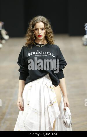 09/07/2022, Berlin, Allemagne, des modèles parcourent la piste du Rebekka Ruétz lors de la Mercedes-Benz Fashion week Berlin printemps/été 2023 à l'hôtel Telegraphenamt sur 7 septembre 2022 à Berlin, Allemagne. Banque D'Images