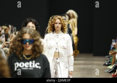 09/07/2022, Berlin, Allemagne, des modèles parcourent la piste du Rebekka Ruétz lors de la Mercedes-Benz Fashion week Berlin printemps/été 2023 à l'hôtel Telegraphenamt sur 7 septembre 2022 à Berlin, Allemagne. Banque D'Images