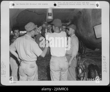 Des membres du 94th Fighter Squadron, 1st Fighter Group en Corse, attaquent une bombe sous l'aile d'un Lockheed P-38. Banque D'Images