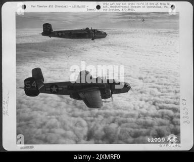 B-25 nord-américain 'Pitchellss' de la Force aérienne de 12th en formation sur la Corse. Banque D'Images