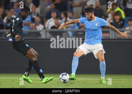 Rome, Italie. 03rd septembre 2022. Andre' Anguissa de SSC Napoli et Marcos Antonio de SS Lazio rivalise pour le bal avec lors de la série Un match entre SS Lazio et SSC Napoli au stade Olimpico à Rome, Italie sur 3 septembre 2022. (Photo par Agostino Gemito/Pacific Press/Sipa USA) crédit: SIPA USA/Alay Live News Banque D'Images