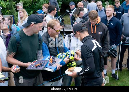 Lando Norris signe des autographes lors du championnat BMW PGA 2022 Celebrity Pro-Am au Wentworth Club, Virginia Water, Royaume-Uni, 7th septembre 2022 (photo de Richard Washbrooke/News Images) Banque D'Images