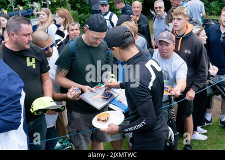 Lando Norris signe des autographes lors du championnat BMW PGA 2022 Celebrity Pro-Am au Wentworth Club, Virginia Water, Royaume-Uni, 7th septembre 2022 (photo de Richard Washbrooke/News Images) Banque D'Images