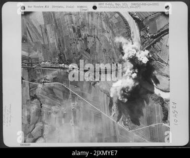 Des explosions de bombes couvrent le pont ferroviaire d'Orvieto, en Italie, à 45 miles au nord de Rome, après que des avions du Groupe de bombardes 2nd, 49th, Escadron de bombardement, 15th Air Force, aient été attaqués le 20 octobre 1943. Banque D'Images