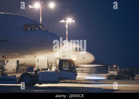 L'aéroport est très fréquenté la nuit. Préparation des avions avant le vol. Banque D'Images