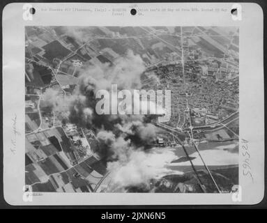 Poursuivant leur soutien aux opérations au sol en Italie, les libérateurs du B-24 consolidé de l'AF de 15th ont attaqué les chantiers maritimes de Piacenza, 13 mai 1944. Cette photo montre une bonne concentration de hits dans la zone cible. Banque D'Images