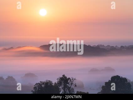 Le soleil se lève sur le paysage rural bordant la vallée de York, le matin chaud de la fin de l'été. Banque D'Images