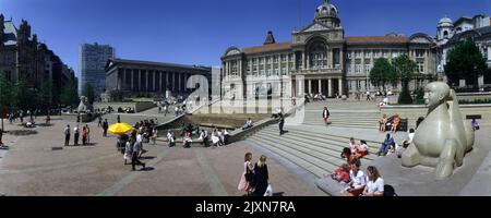 Vue panoramique sur Victoria Square Birmingham. Menant au bâtiment du Conseil municipal (centre) sont des marches bordées par deux sculptures de type Sphynx en pierre de Dove Dale avec la statue de la rivière Dhruva Mistry, appelée localement, le Floozie dans le jacuzzi au sommet. À droite se trouve l'hôtel de ville en colonnes avec la ligne d'horizon de la tour Alpha. Banque D'Images