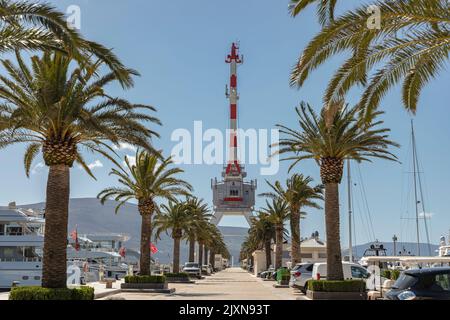 Super yachts amarrés dans le port de Porto Monténégro au soleil Banque D'Images