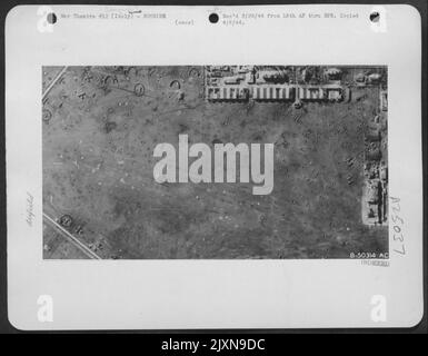 La reconnaissance photo montre des avions épatés et un terrain bien « postholé » à la suite des raids de la Force aérienne stratégique sur l'aérodrome de Ciampino Sud, au-dessous de Rome, trois jours avant le débarquement allié autour du point d'Anzio. Banque D'Images