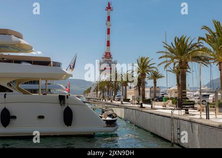 Super yachts amarrés dans le port de Porto Monténégro au soleil Banque D'Images