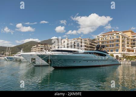 Super yachts amarrés dans le port de Porto Monténégro au soleil Banque D'Images