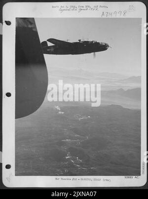 B-25 Mitchell bombardiers moyens nord-américains de la Force aérienne d'bombardier tactique quittant la cible après avoir déposé leurs bombes sur les positions d'armes ennemies sur le front de la Cinquième armée près de Cassino. Les bombes explosent au loin. Banque D'Images