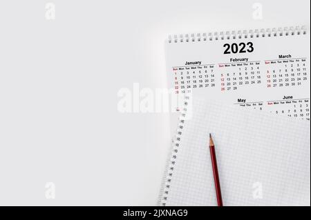 Calendrier de l'année civile 2023 avec une note vierge pour la liste des tâches sur fond papier.Plat avec calendrier, crayon sur la passoire 2023.Gros plan d'un crayon Banque D'Images