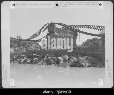 Des bombes ont été endommagées à Bologne, en Italie, après des attaques par des avions des forces aériennes alliées de la Méditerranée. La photo a été prise depuis le sol après la chute de la ville. Banque D'Images