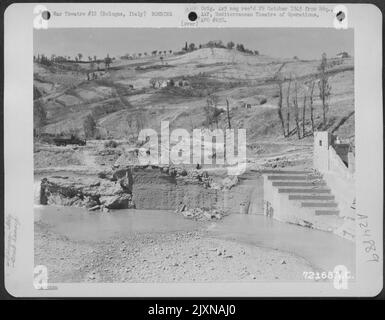 Des bombes ont été endommagées à Bologne, en Italie, après des attaques par des avions des forces aériennes alliées de la Méditerranée. La photo a été prise depuis le sol après la chute de la ville. Banque D'Images