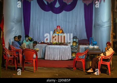 Une belle idole de Lord Ganesha adorée à un mandal à Mumbai pour le festival indien de Ganesh Chaturthi Banque D'Images