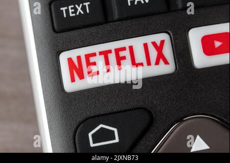 New York, Etats-Unis - 14 juillet 2022: Bouton Netflix sur la télécommande. Netflix est une société américaine spécialisée dans la diffusion de contenu multimédia et vidéo Banque D'Images