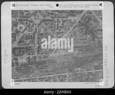 Un autre triage dans le nord de l'Italie montre les cicatrices de Blast d'Un RAID par les libérateurs B-24 consolidés de l'AAF 15th sur 22 mars 1944. Tout au cours du mois de mars, les médiums de la première Force aérienne tactique avaient Hammered aux cours de Marshaling en Italie centrale; Banque D'Images