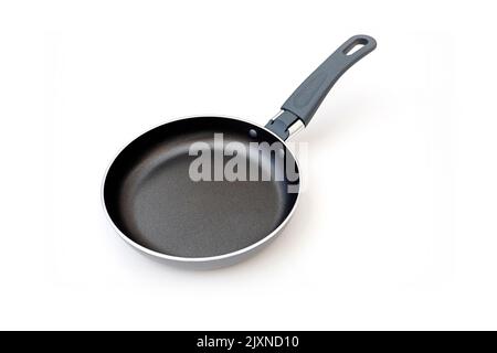 Poêle à frire argentée avec surface antiadhésive en téflon isolée sur blanc Banque D'Images