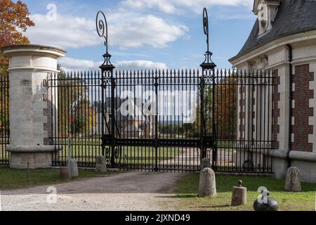 Portes en métal et maison d'entrée d'un château de la vallée de la Loire à Francee Banque D'Images