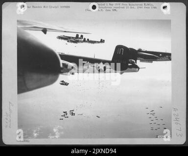 Amérique du Nord B-25 Mitchells des 12th AF Drop Frag bombes sur la ligne Gothis en Italie. Banque D'Images