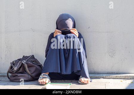 ISTANBUL - OCT 22 : fille musulmane, femme assise dans une rue de la ville. Femme musulmane à visage fermé mendiant pour des almes à Istanbul, 22 octobre. 2021 po Banque D'Images