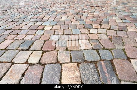 Vieux trottoir ou pavé pavé de galets naturels, vue de dessus, comme texture ou arrière-plan Banque D'Images