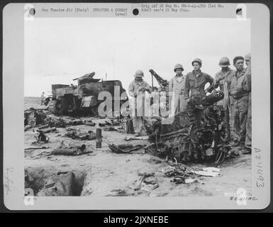 L'épave d'Un avion allemand qui a été tourné vers le bas par des Gunners anti-Aircraft américains. Région d'Anzio, Italie, 29 avril 1944. Banque D'Images