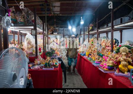 Un artiste à un atelier de Lord Ganesha idoles à Mumbai avant le festival indien de Ganesh Chaturthi Banque D'Images