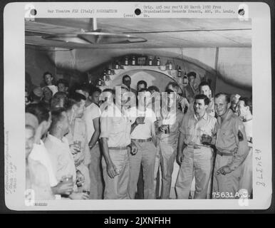 Les membres du 94th Fighter Squadron, 1st Fighter Group, apprécient les rafraîchissements après l'ouverture des cérémonies pour le NCO Club à an Airfield Somewere en Italie. 29 septembre 1944. Banque D'Images