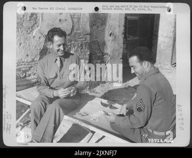 Deux membres du 94th Fighter Squadron, le 1st Fighter Group, se détendent pendant qu'ils jouent Un jeu de cartes dans un aérodrome quelque part en Italie. Banque D'Images