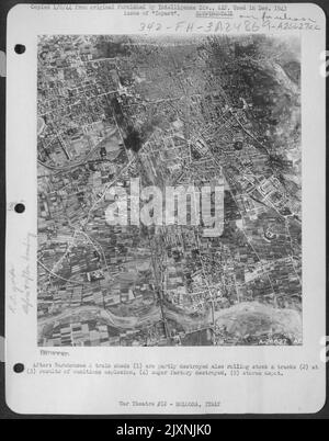 Les libérateurs B-24 consolidés de l'AAF 15th ont frappé les principaux chantiers de marshalling à Bologne, en Italie, sur 13 mai. Cette photo montre des hits sur le Roundhouse, les voitures de chemin de fer, les voies et le pont routier. Banque D'Images