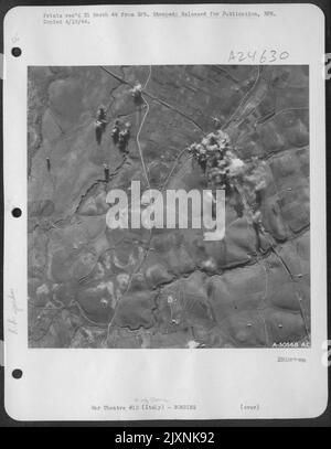 Les bombes couvrent complètement cette importante jonction ferroviaire juste au sud de Rome lors d'une attaque par Boeing B-17 Forteresses volantes de l'AAF 15th en conjonction avec les nouveaux atterrissages alliés au sud de Rome. Banque D'Images