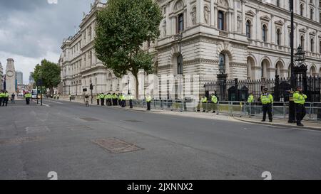 Haute sécurité pour l'arrivée du Premier ministre Liz Truss au 10 Downing Street Banque D'Images