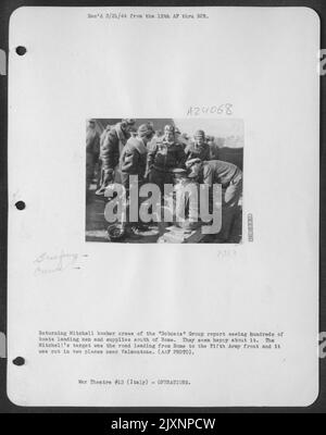 Retour des équipes d'bombardiers Mitchell du groupe 'Bobcats' signaler voir des centaines de bateaux Landing hommes et fournitures au sud de Rome. Ils ont l'air heureux. La cible de Mitchell était la route menant de Rome au cinquième front de l'armée et elle a été coupée en deux P. Banque D'Images