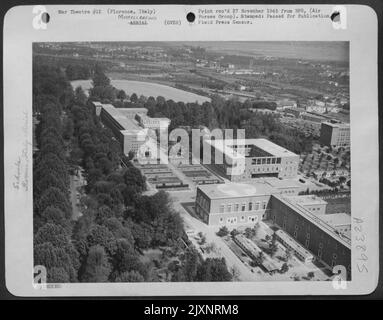 Une vue aérienne du centre d'étude universitaire de Florence, Italie, prise d'Un Piper Cub lent par le photographe de guerre de l'armée, Sgt. Harold Shapire. Une fois Une école fasciste d'aéronautique, plus tard l'hôpital général 24th du département médical, maintenant c'est Un GI Banque D'Images