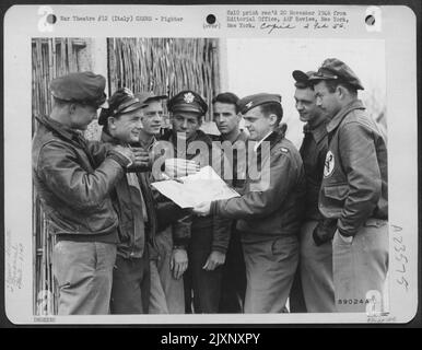 Un groupe de pilotes de Mustang P-51 nord-américains du groupe de chasseurs 31st parlez des tactiques du jet allemand propulsé Messerschmitt 262 dans une base aérienne quelque part en Italie. Ils sont, de gauche à droite : 2nd Lt. Roy L. Scales, Woolwine, va; Capt. William J. Banque D'Images