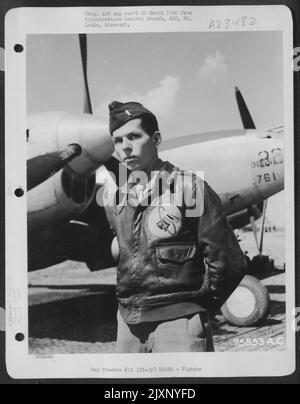 Un pilote du 94th Fighter Squadron, 1st Fighter Group, pose par son Lockheed P-38 Lightning à une base aérienne quelque part en Italie. Banque D'Images