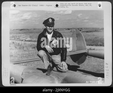 Un pilote de l'escadron de chasseurs 94th, 1st Fighter Group, sur son Lockheed P-38 Lightning à une base aérienne quelque part en Italie. Banque D'Images