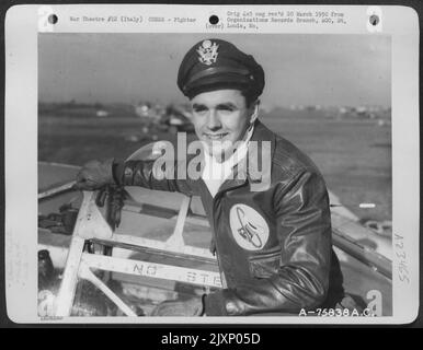 Un pilote de l'escadron de chasseurs 94th, 1st Fighter Group, sur son Lockheed P-38 Lightning à une base aérienne quelque part en Italie. Banque D'Images