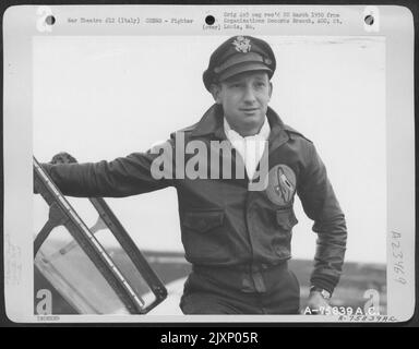 Un pilote de l'escadron de chasseurs 94th, 1st Fighter Group, sur son Lockheed P-38 Lightning à une base aérienne quelque part en Italie. Banque D'Images